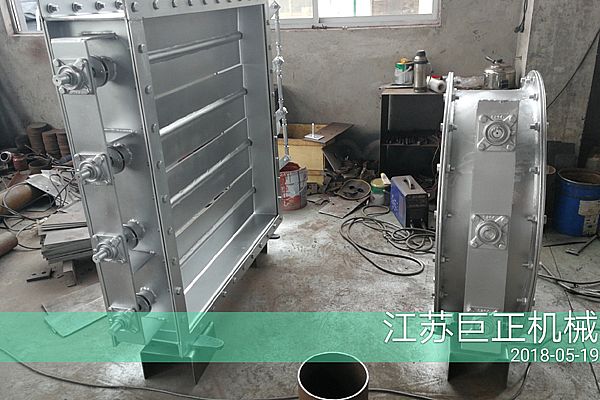 方形擋板門（寬7m），制作后期噴漆進(jìn)行中