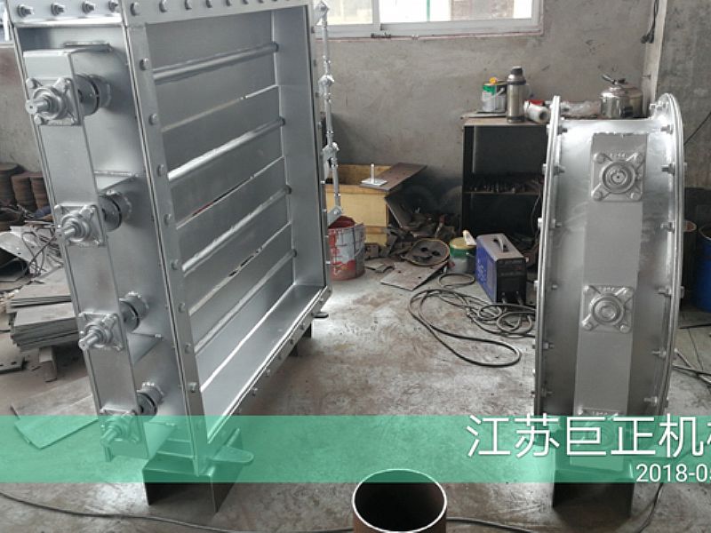 方形擋板門（寬7m），制作后期噴漆進(jìn)行中