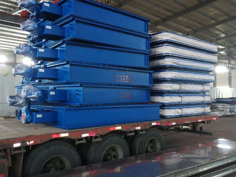 公司擋板門、膨脹節(jié)裝車過程中，準(zhǔn)備發(fā)貨了